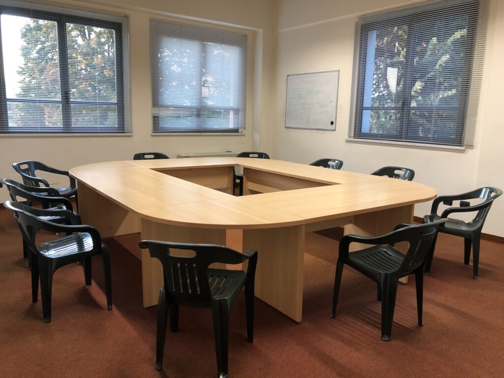 Boardroom al primo piano con tavolo riunioni