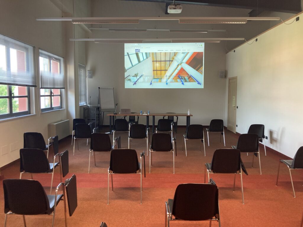 Aula polifunzionale allestita a platea