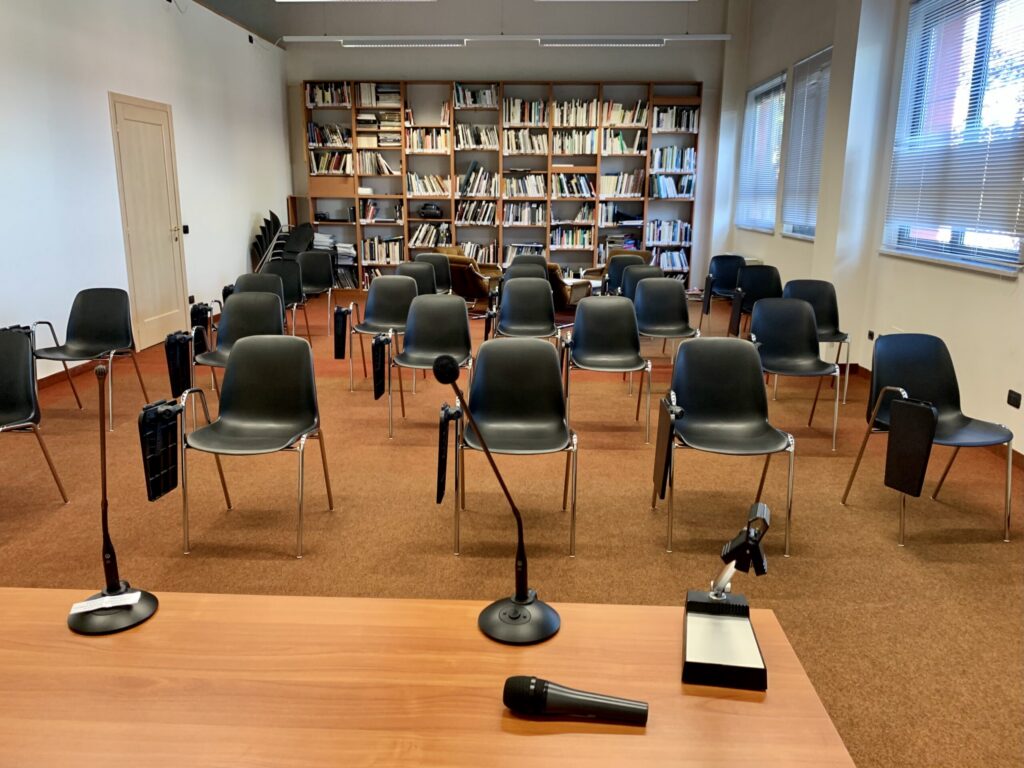 Aula polifunzionale allestita a platea