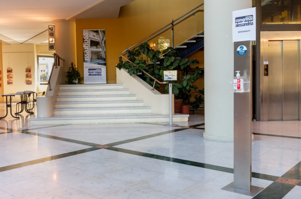 L'atrio d'ingresso con la scala verso il soppalco