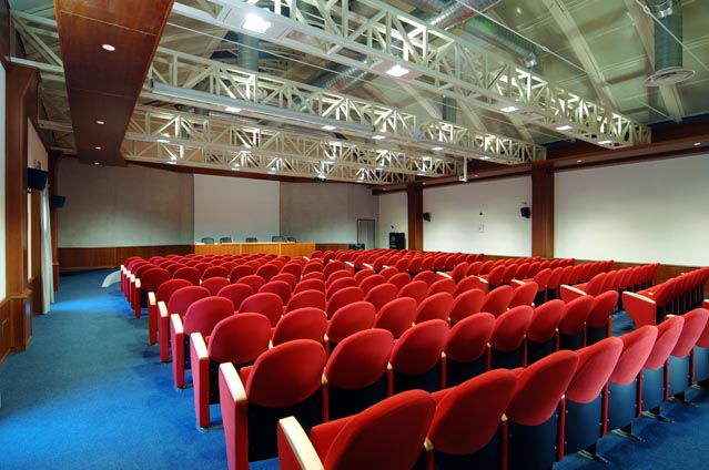 La sala conferenze con le poltroncine rosse