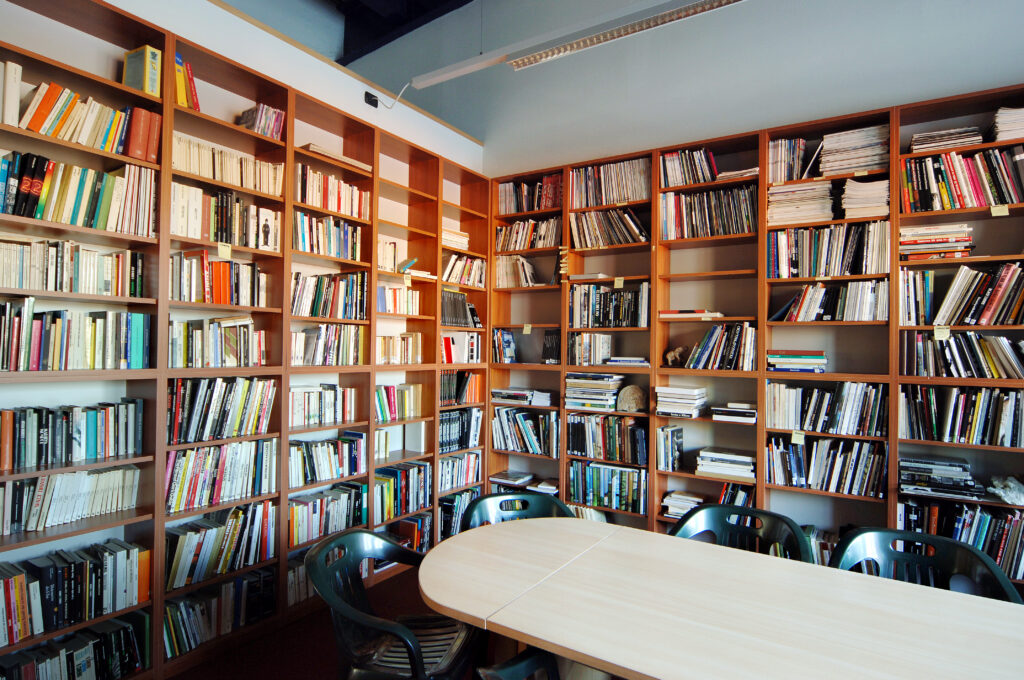 Sala riunioni con libreria a parete