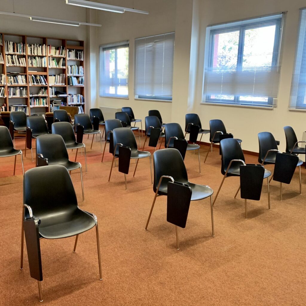Aula polifunzionale con sedie a ribaltina