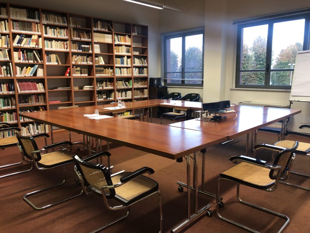 Sala lettura con libreria e tavolo riunioni