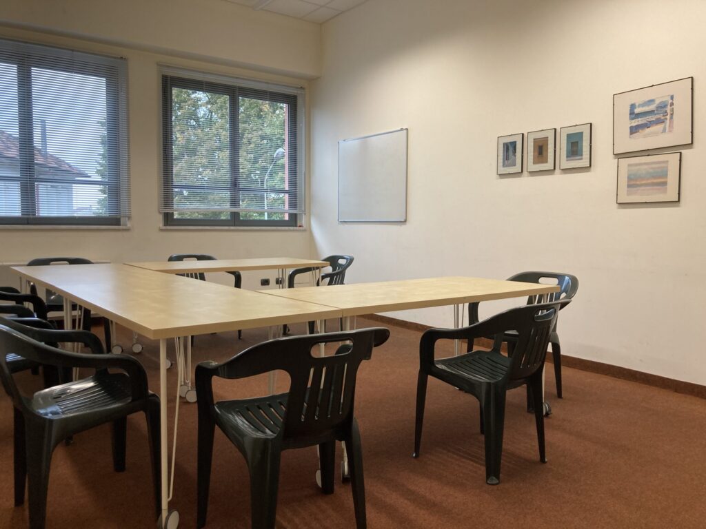 Boardroom al primo piano con tavolo riunioni