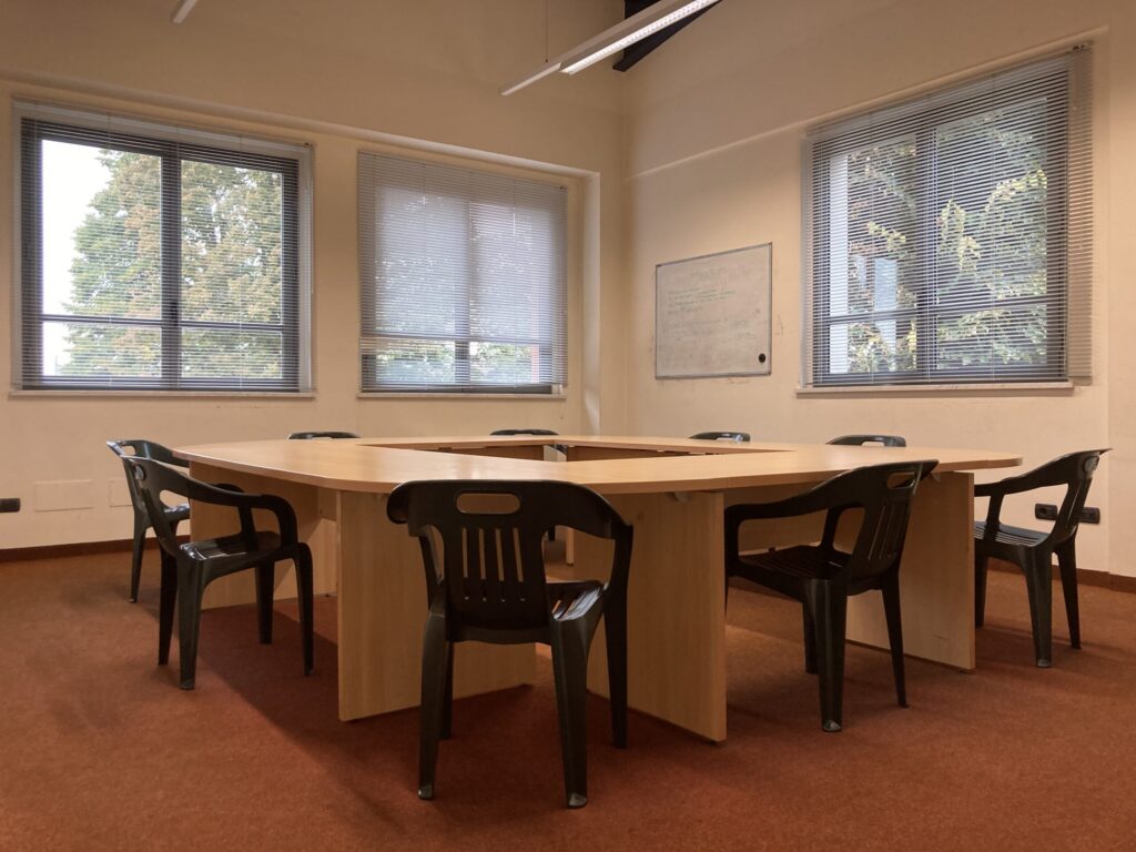 Boardroom al primo piano con tavolo riunioni