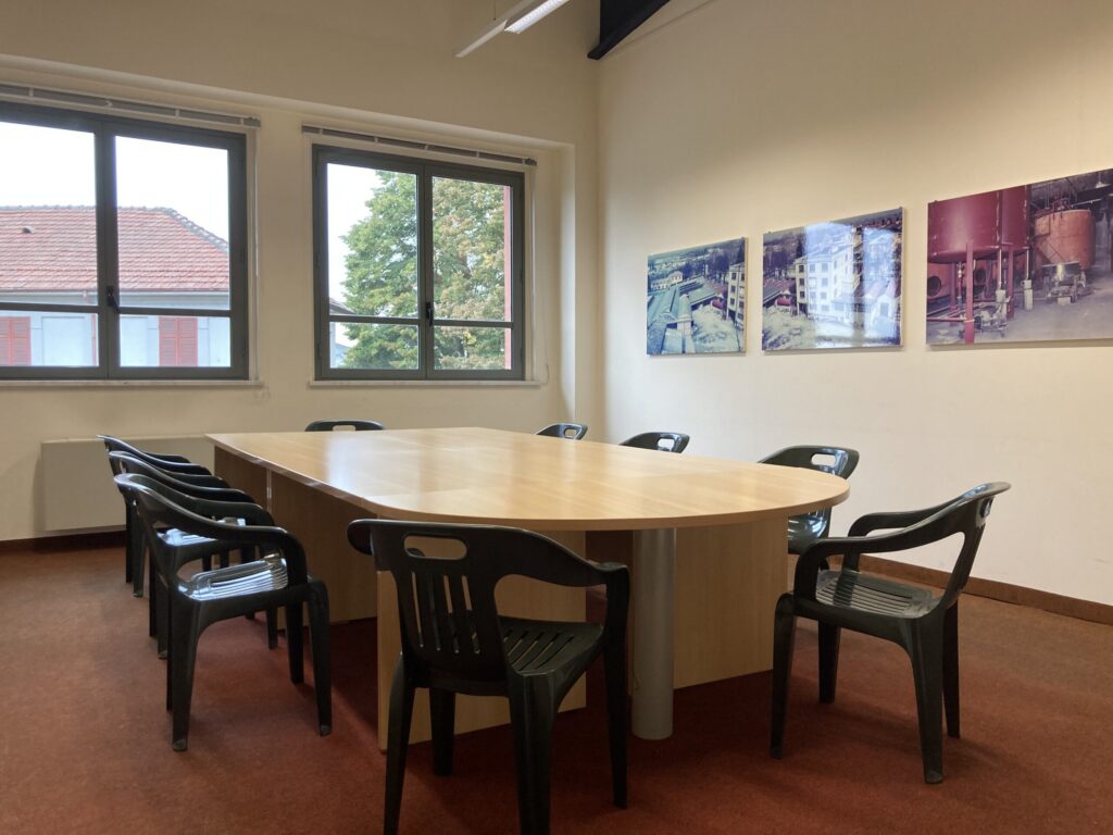 Boardroom al primo piano con tavolo riunioni
