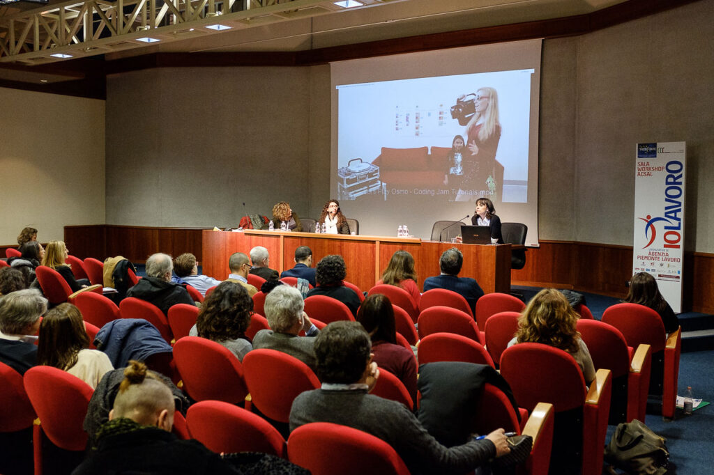 Platea piena durante un convegno in sala conferenze