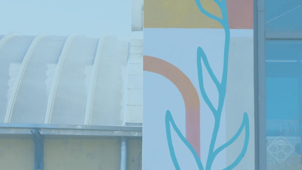 Il murale sulla facciata del Centro Congressi