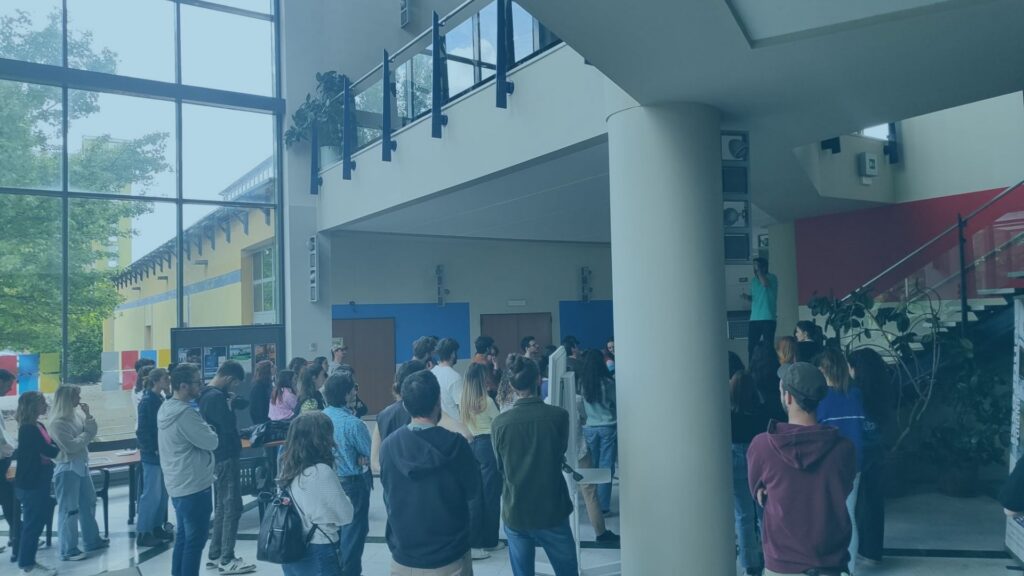 Persone all'ingresso del Centro Congressi